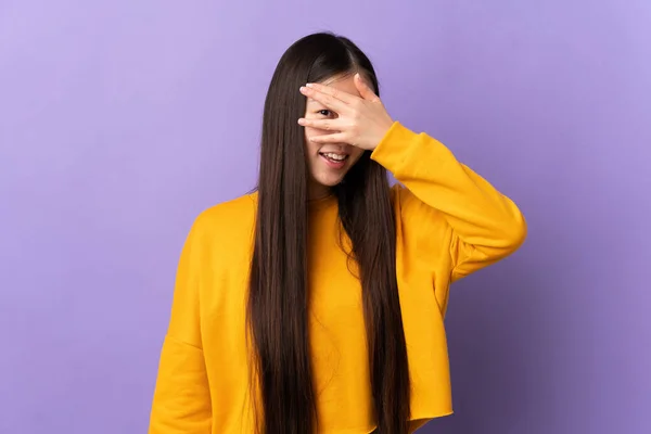 Молодая Китаянка Изолированном Фиолетовом Фоне Закрывает Глаза Руками Улыбается — стоковое фото