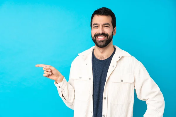 Jovem Homem Bonito Com Jaqueta Veludo Branco Sobre Fundo Azul — Fotografia de Stock