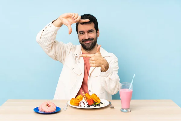 Mann Einem Tisch Mit Frühstückswaffeln Und Milchshake Gesicht Framing Symbol — Stockfoto