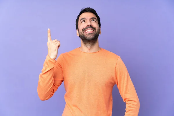 Blanke Knappe Man Geïsoleerde Paarse Achtergrond Wijzen Verrast — Stockfoto