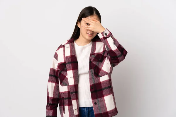 Jong Chinees Meisje Geïsoleerde Witte Achtergrond Bedekken Ogen Door Handen — Stockfoto
