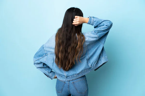 Chica Morena Joven Sobre Fondo Azul Aislado Espalda Posición Pensando — Foto de Stock