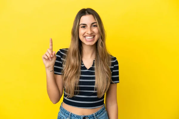 Mulher Caucasiana Jovem Isolado Fundo Amarelo Apontando Para Uma Grande — Fotografia de Stock