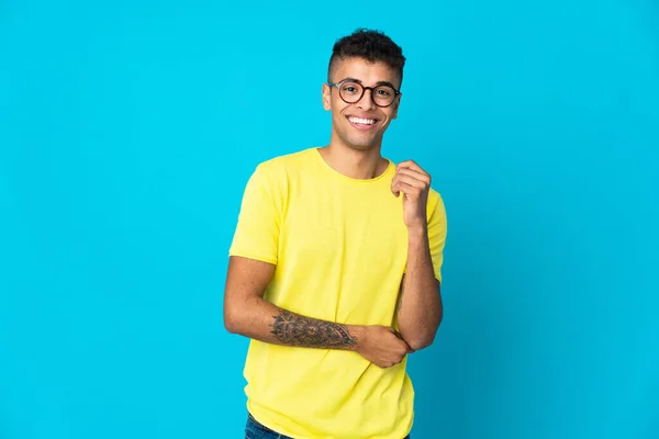 Young Brazilian Man Isolated Blue Background Laughing — Stock Photo, Image