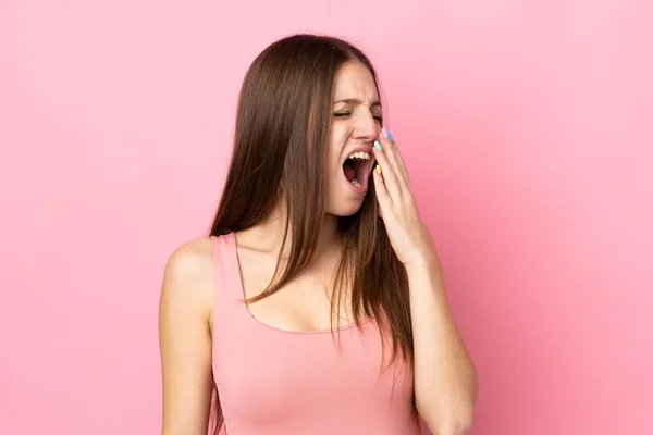 Ung Kaukasisk Kvinna Isolerad Rosa Bakgrund Gäspning Och Täcker Bred — Stockfoto