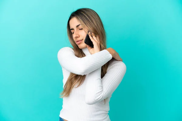 Mulher Branca Jovem Usando Telefone Celular Isolado Fundo Azul Sofrendo — Fotografia de Stock