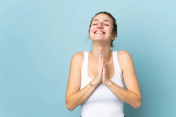 Mujer Joven Caucásica Aislada Sobre Fondo Azul Mantiene Unida Palma — Foto de Stock