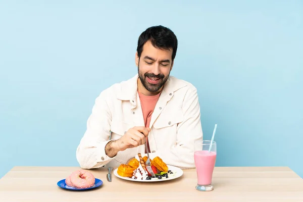 Man Vid Ett Bord Med Frukostvåfflor Och Milkshake — Stockfoto
