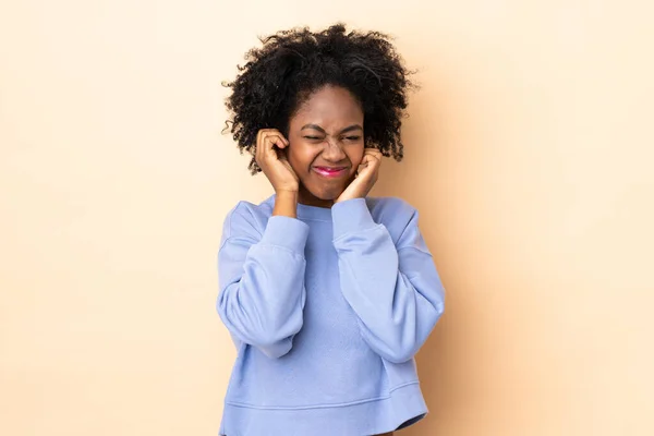 Junge Afroamerikanerin Isoliert Auf Beigem Hintergrund Frustriert Und Mit Verdeckten — Stockfoto