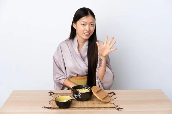 Jong Chinees Meisje Draagt Kimono Eet Noedels Tellen Vijf Met — Stockfoto