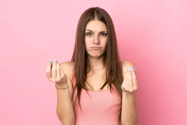 Jeune Femme Caucasienne Isolée Sur Fond Rose Faisant Geste Argent — Photo