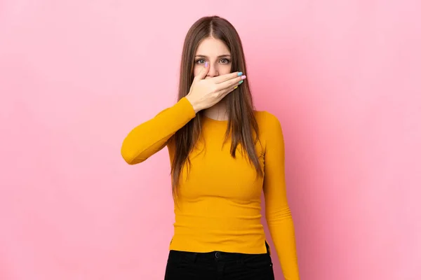 Mulher Branca Jovem Isolado Fundo Rosa Cobrindo Boca Com Mão — Fotografia de Stock