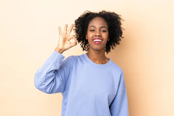 Jonge Afro Amerikaanse Vrouw Geïsoleerd Beige Achtergrond Tonen Teken Met — Stockfoto