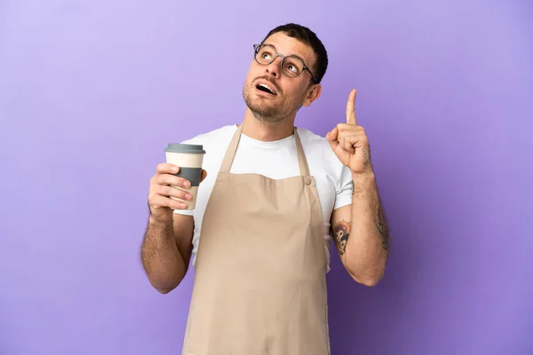 Brasileiro Restaurante Garçom Sobre Isolado Roxo Fundo Apontando Para Cima — Fotografia de Stock