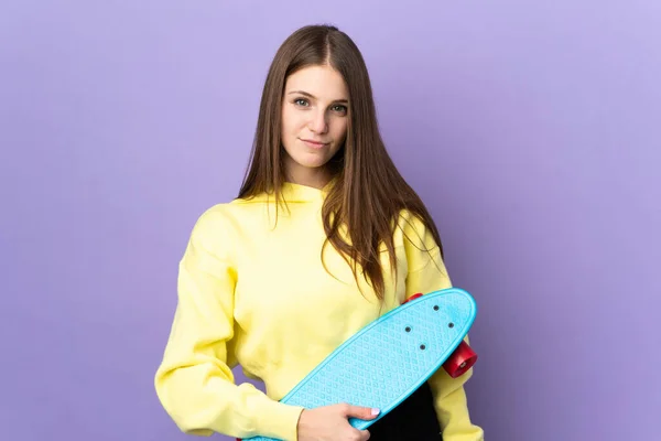 Mulher Caucasiana Jovem Isolado Fundo Roxo Com Skate — Fotografia de Stock