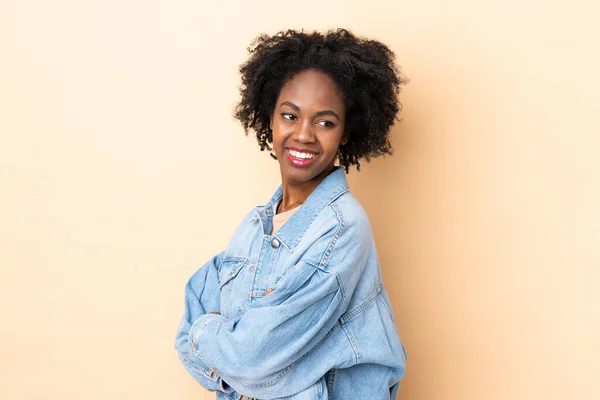 Mladá Afroameričanka Izolované Béžové Pozadí Zkříženými Pažemi Šťastný — Stock fotografie