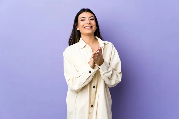 Giovane Donna Bruna Sfondo Viola Isolato Applaudendo Dopo Presentazione Una — Foto Stock