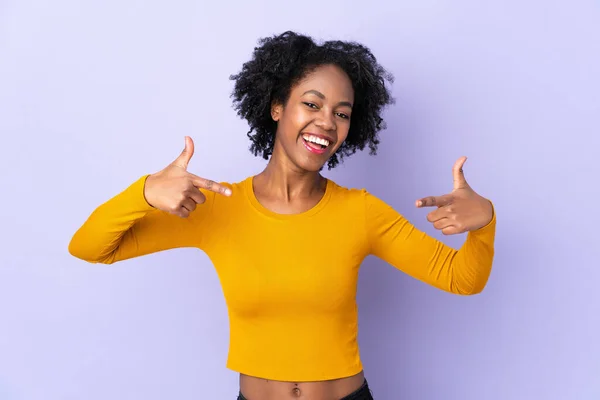 Jonge Afro Amerikaanse Vrouw Geïsoleerd Paarse Achtergrond Trots Zelfvoldaan — Stockfoto