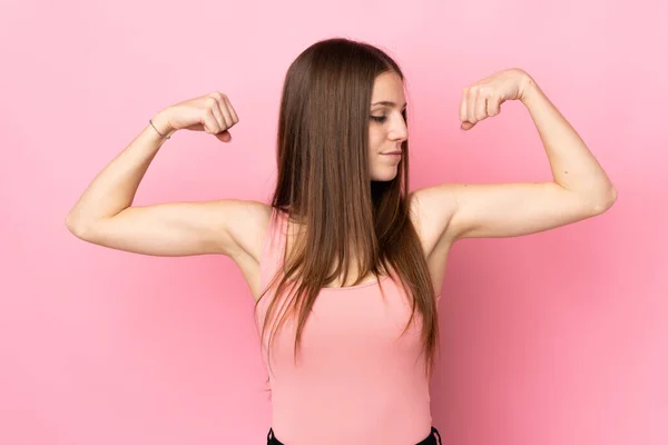 Giovane Donna Caucasica Isolata Sfondo Rosa Facendo Gesto Forte — Foto Stock