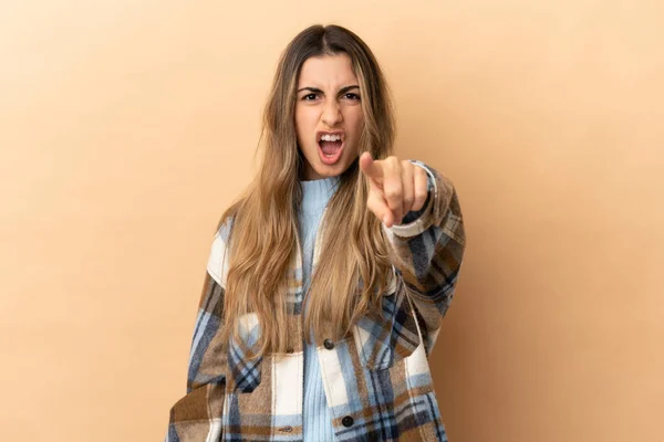 Jeune Femme Caucasienne Isolée Sur Fond Beige Frustrée Pointant Vers — Photo