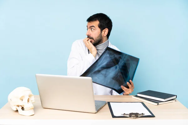 Professionele Traumatoloog Werkplek Nerveus Bang Handen Mond Steken — Stockfoto