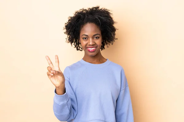 Joven Mujer Afroamericana Aislada Sobre Fondo Beige Sonriendo Mostrando Signo — Foto de Stock