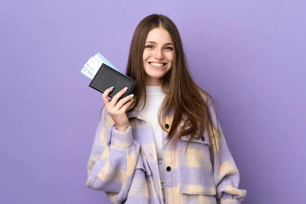 Jeune Femme Caucasienne Isolée Sur Fond Violet Heureux Vacances Avec — Photo