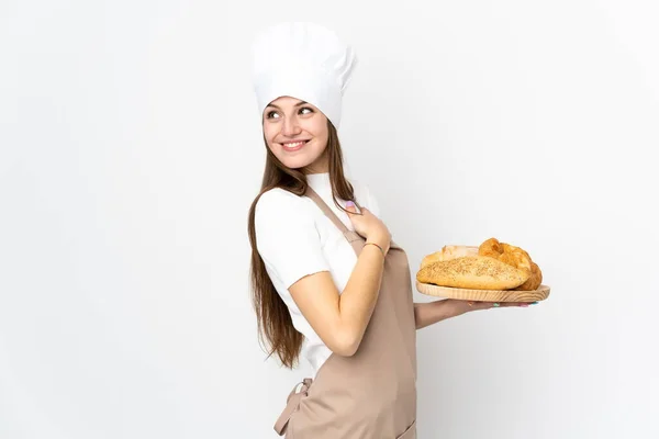 穿着厨师制服的年轻女人被白色背景的笑声隔离了 — 图库照片