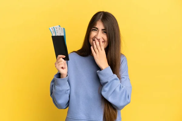 Junge Kaukasische Frau Hält Einen Reisepass Isoliert Auf Gelbem Hintergrund — Stockfoto