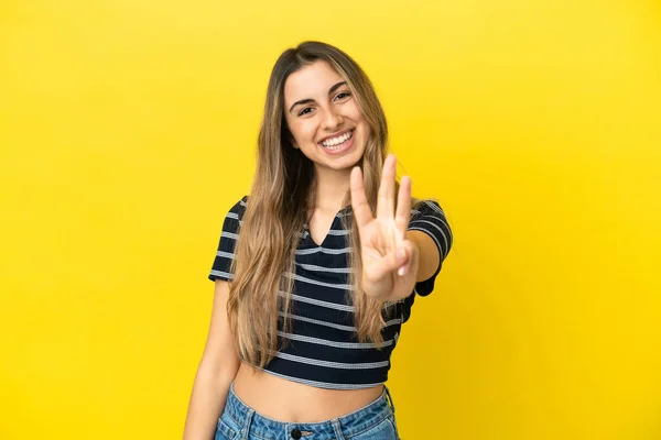 Jonge Kaukasische Vrouw Geïsoleerd Gele Achtergrond Gelukkig Tellen Drie Met — Stockfoto