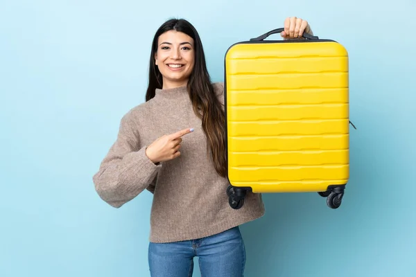 Giovane Ragazza Bruna Sfondo Blu Isolato Vacanza Con Valigia Viaggio — Foto Stock