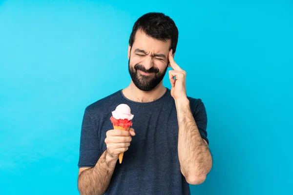 Junger Mann Mit Einem Kornetteis Vor Isoliertem Blauem Hintergrund Mit — Stockfoto