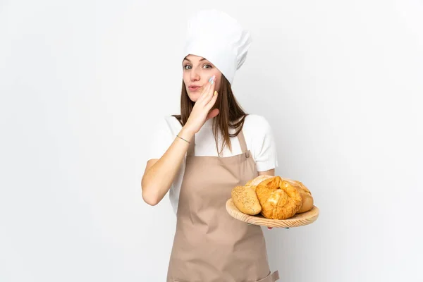 Jovem Mulher Chef Uniforme Isolado Fundo Branco Sussurrando Algo — Fotografia de Stock