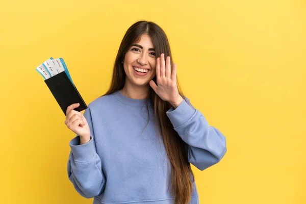 Junge Kaukasische Frau Mit Pass Isoliert Auf Gelbem Hintergrund Schreit — Stockfoto