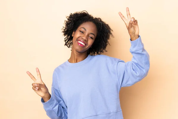 Joven Mujer Afroamericana Aislada Sobre Fondo Beige Mostrando Signo Victoria — Foto de Stock