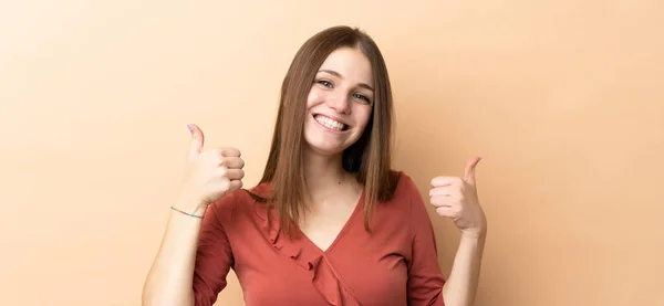 Giovane Donna Caucasica Isolata Sfondo Beige Dando Pollice Gesto — Foto Stock