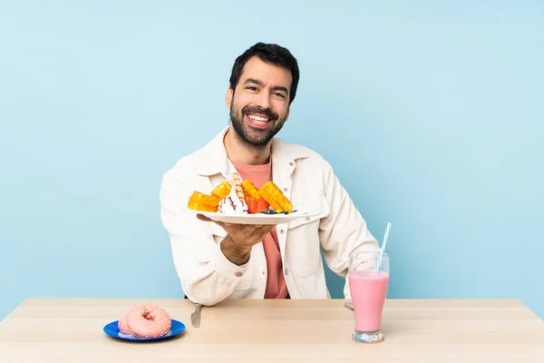 Homme Une Table Qui Mange Des Gaufres Milk Shake — Photo