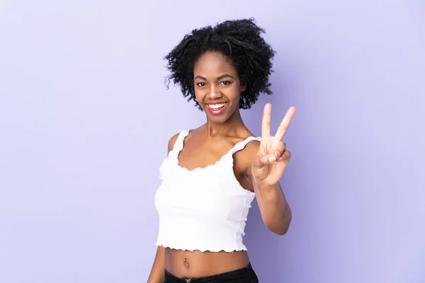Joven Mujer Afroamericana Aislada Sobre Fondo Púrpura Sonriendo Mostrando Signo — Foto de Stock