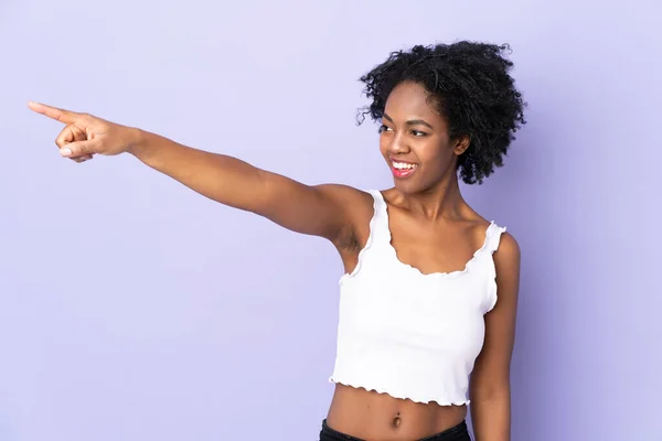 Jonge Afro Amerikaanse Vrouw Geïsoleerd Paarse Achtergrond Wijzend Weg — Stockfoto