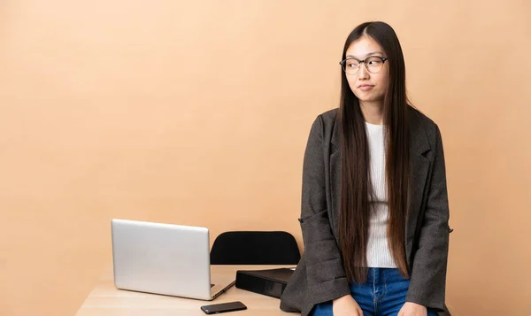 Chinese Business Woman Her Workplace Making Doubts Gesture Looking Side — Stockfoto