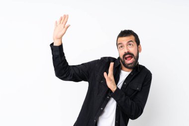 Sakallı genç adam soyutlanmış beyaz arka planı gergin ve korkmuş.