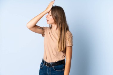 Mavi arka planda izole edilmiş genç Litvanyalı kadın bir şey fark etti ve çözüme niyetlendi.