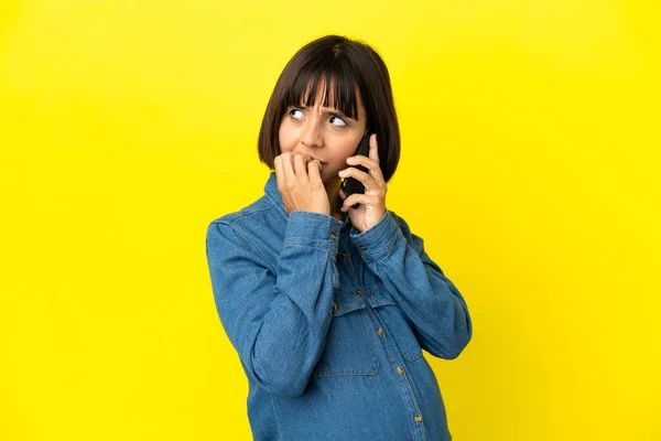 Mujer Embarazada Usando Teléfono Móvil Aislado Sobre Fondo Amarillo Que —  Fotos de Stock