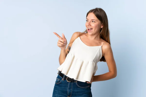 Giovane Donna Lituana Isolata Sfondo Blu Che Punta Dito Verso — Foto Stock