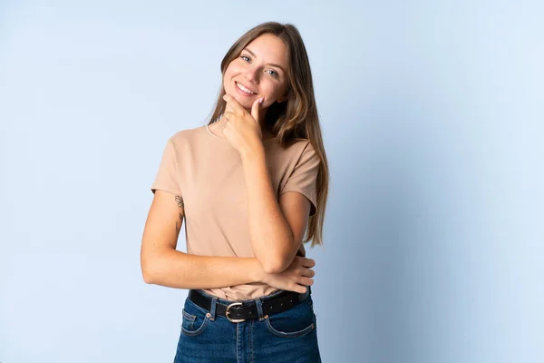 Joven Mujer Lituana Aislada Sobre Fondo Azul Feliz Sonriente —  Fotos de Stock