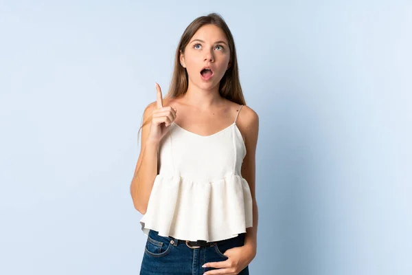 Joven Lituana Aislada Sobre Fondo Azul Pensando Una Idea Apuntando — Foto de Stock