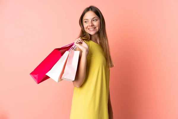 Joven Lituana Aislada Sobre Fondo Rosa Sosteniendo Bolsas Compras Mirando — Foto de Stock