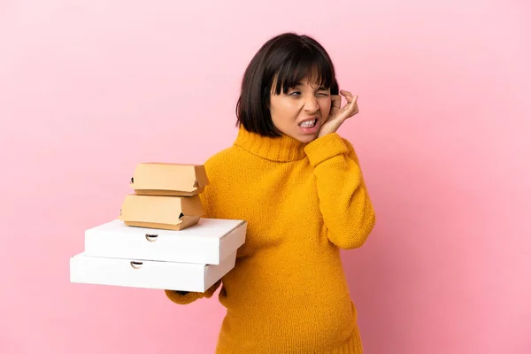 Femme Enceinte Tenant Des Pizzas Des Hamburgers Isolés Sur Fond — Photo