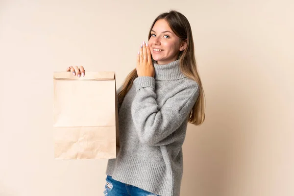 Junge Litauerin Hält Einkaufstasche Der Hand Und Flüstert Etwas — Stockfoto