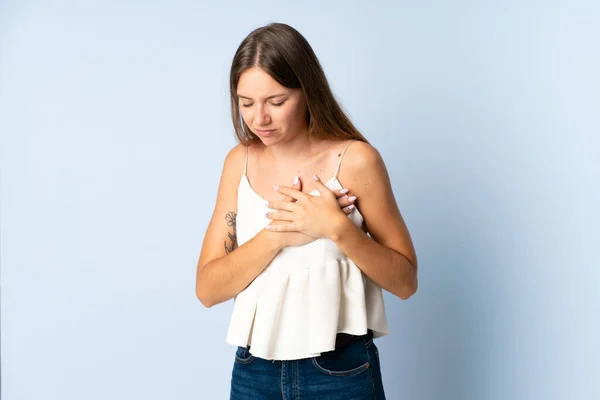 Giovane Donna Lituana Isolata Sfondo Blu Con Dolore Cuore — Foto Stock